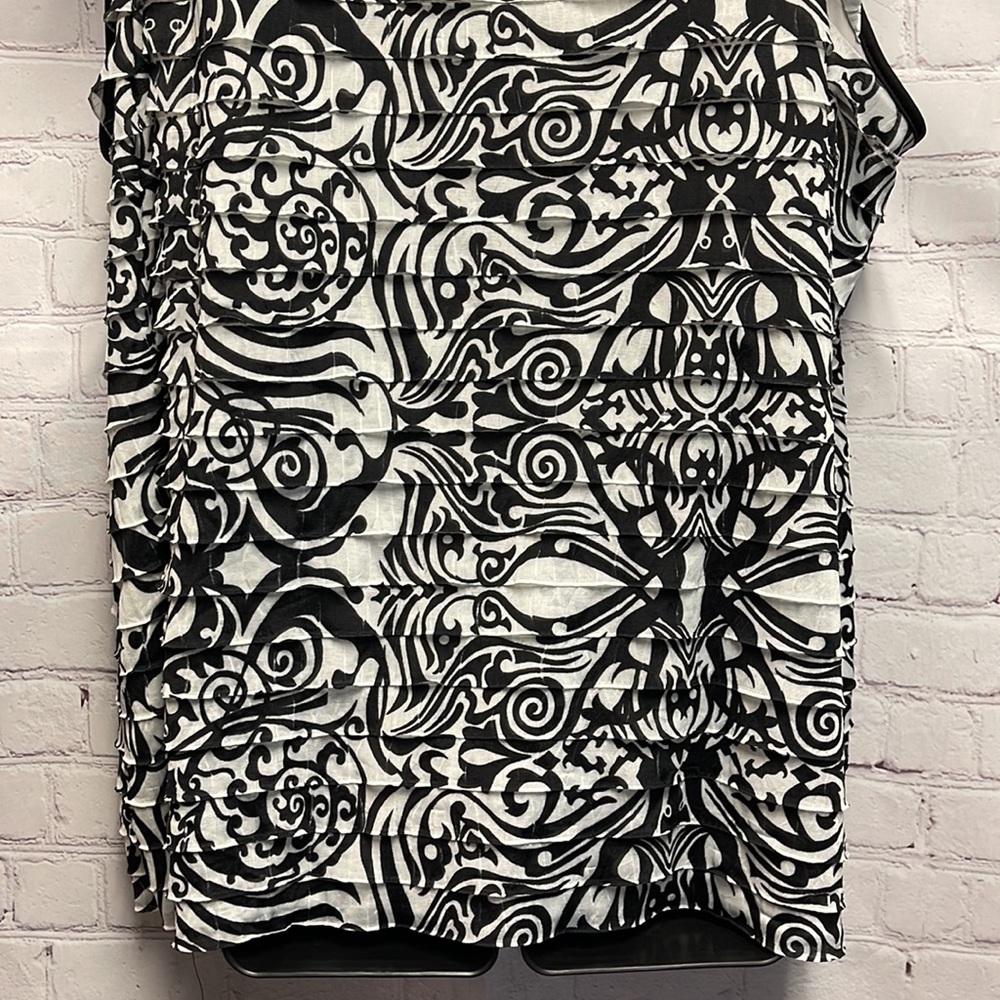 Plus Woman’s Sleeveless Blouse - Picture 8 of 11